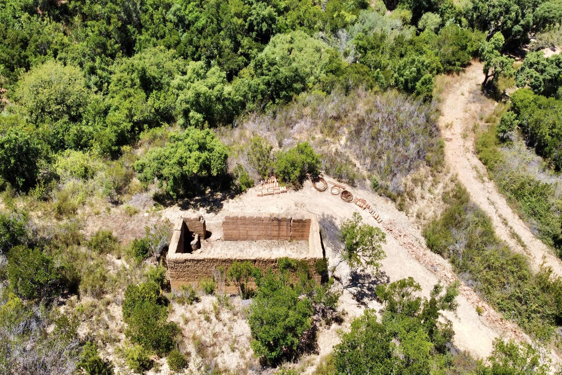 Retraite naturelle isolée de 65 hectares avec un potentiel d’agroforesterie et de reconstruction