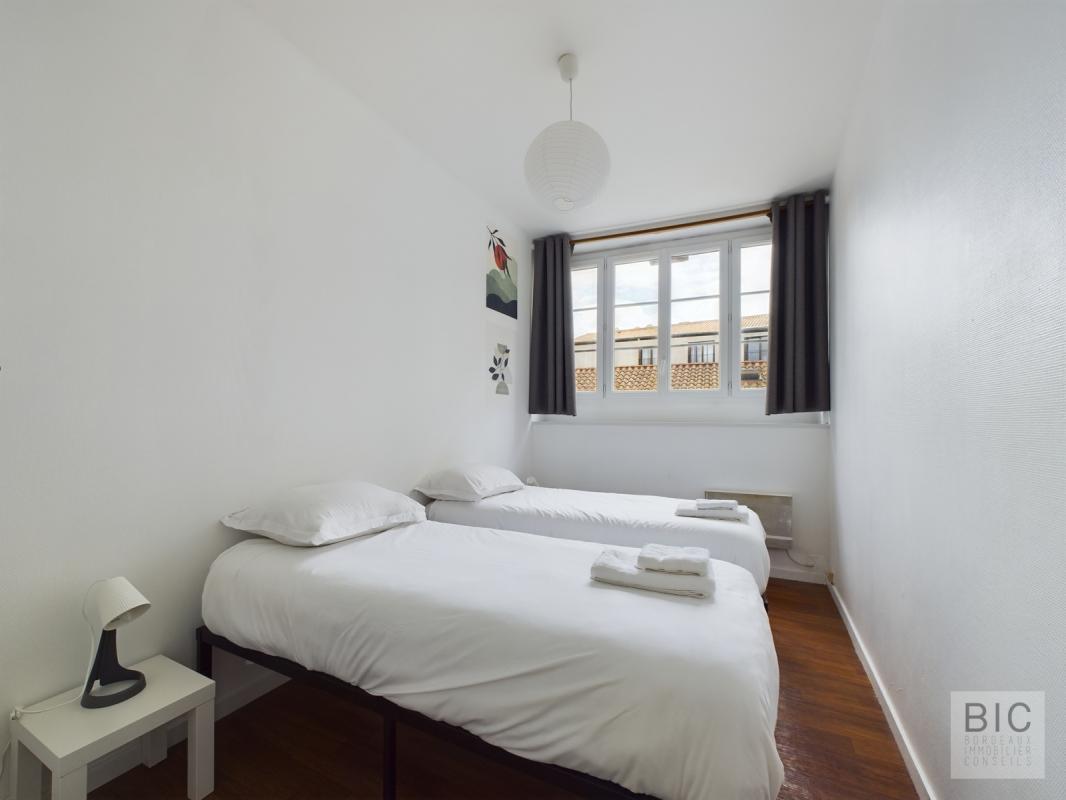 Large bright T2 bell on the 1st and last floor of a small condominium