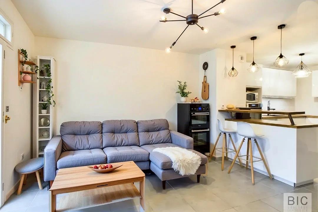 Purchase: House (33700)