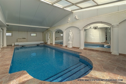 Belle maison avec piscine intérieure