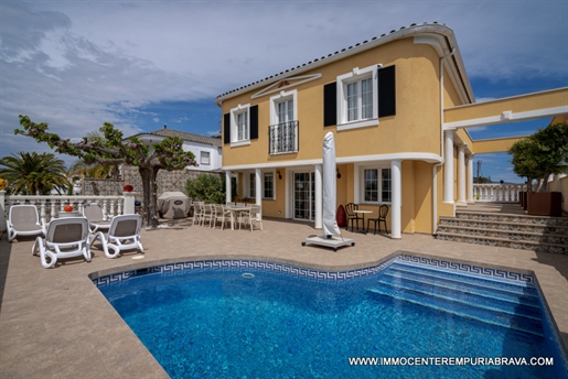Renovated villa with mooring of 13.20 meters, and, 4 bedrooms