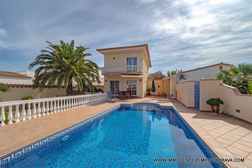Magnificent house located at the wide canal with mooring of 12.50 m
