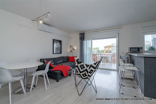 Renovated apartment with canal view with mooring and private parking