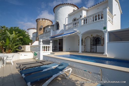 Superb villa with 12 meter mooring