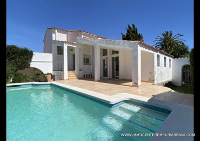 Beautiful villa with pool in a privileged area d& 039 Empuriabrava