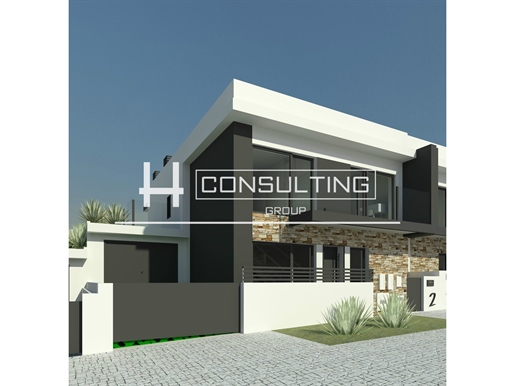 Halfvrijstaand huis T4 Duplex Te koop in Charneca de Caparica e Sobreda, Almada