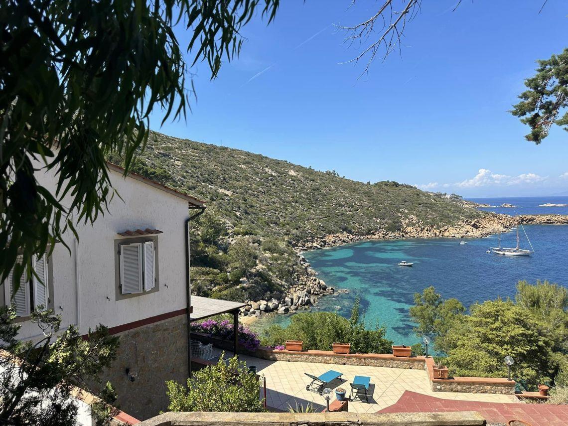 An incredible villa overlooking the sea on the cliff of giglio island