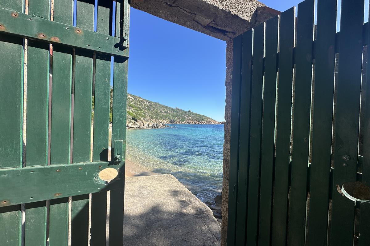 An incredible villa overlooking the sea on the cliff of giglio island