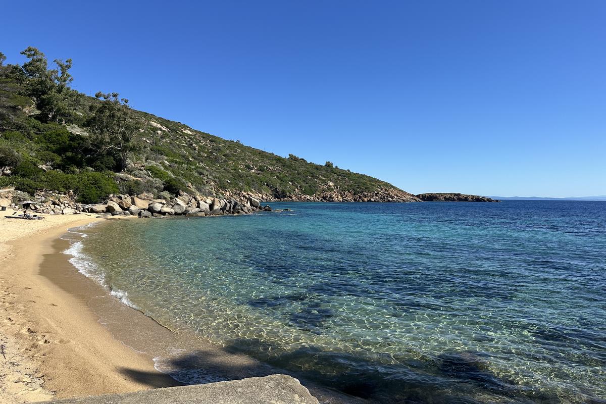 An incredible villa overlooking the sea on the cliff of giglio island