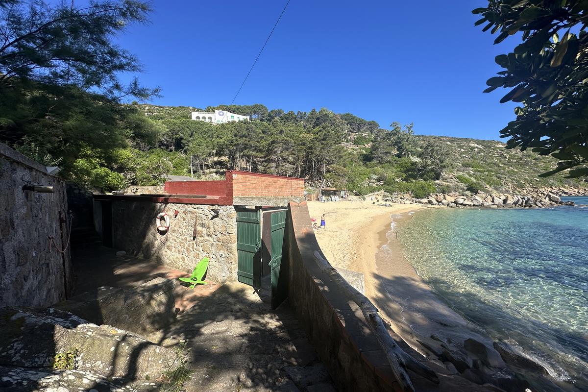 An incredible villa overlooking the sea on the cliff of giglio island