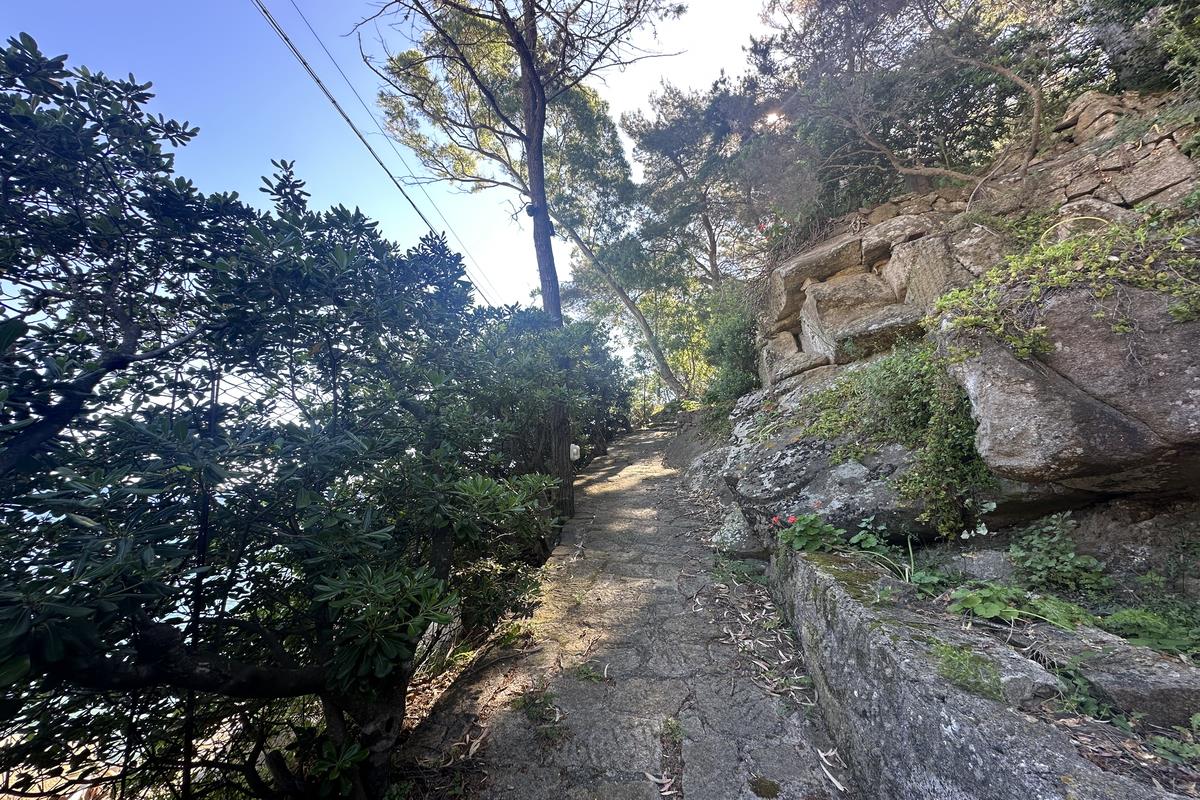 An incredible villa overlooking the sea on the cliff of giglio island