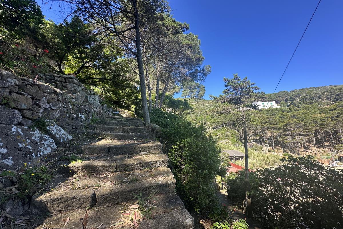 An incredible villa overlooking the sea on the cliff of giglio island