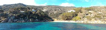 Neuveriteľná vila s výhľadom na more na útese ostrova Giglio
