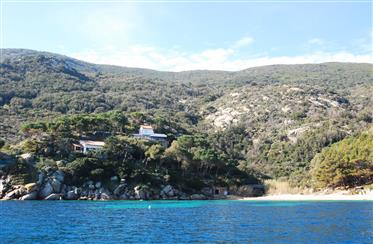 En utrolig villa med udsigt over havet på klipperne på øen Giglio