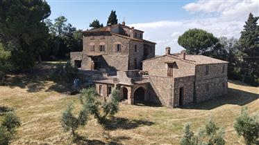 Bajeczna posiadłość na wsi Volterra z czarującym widokiem