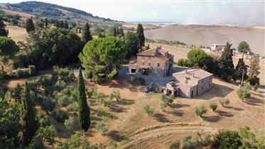A fabulous estate in the countryside of Volterra with an enchanting view