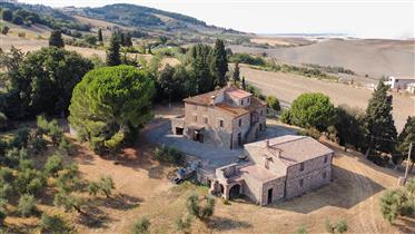 Ein fabelhaftes Anwesen in der Landschaft von Volterra mit einer bezaubernden Aussicht