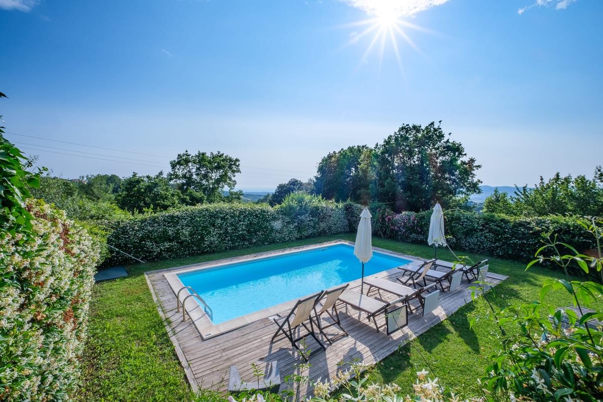 Villa indipendente con piscina e vista mare a Castellina Marittima