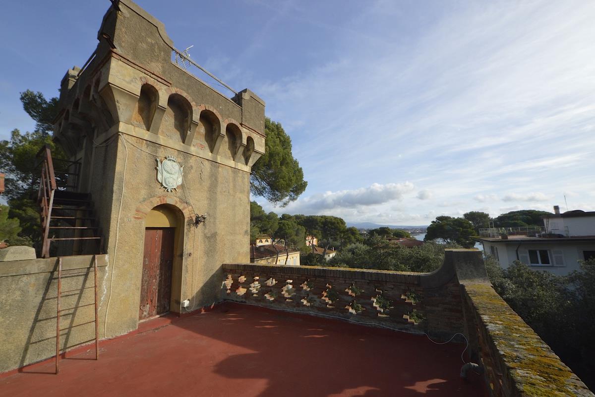 Historic villa with sea view and large garden
