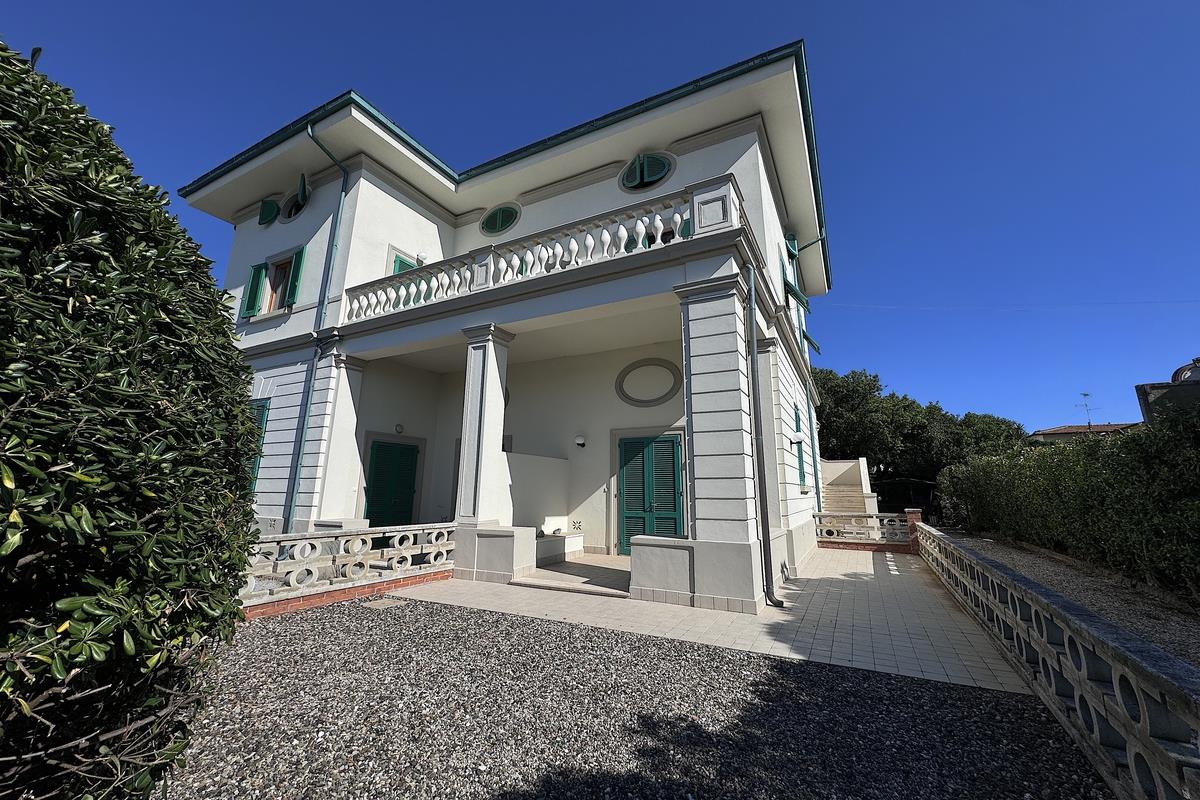 Apartment in Art Nouveau villa facing the sea