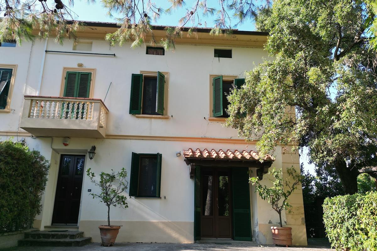 Portion of villa with private park 