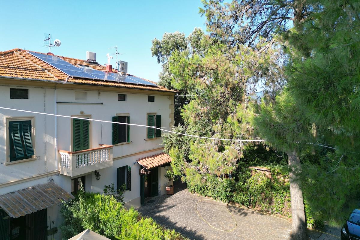 Portion of villa with private park 