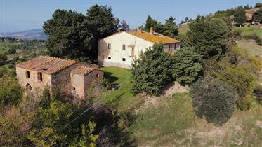 In Pomarance, in a dominant and panoramic position, we offer two ruins with land overlooking Volter