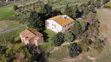 In Pomarance, in a dominant and panoramic position, we offer two ruins with land overlooking Volter