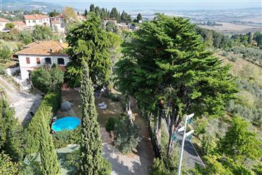Una porzione di colonica con piscina e vista panoramica nella campagna di Castelnuovo della Miserico