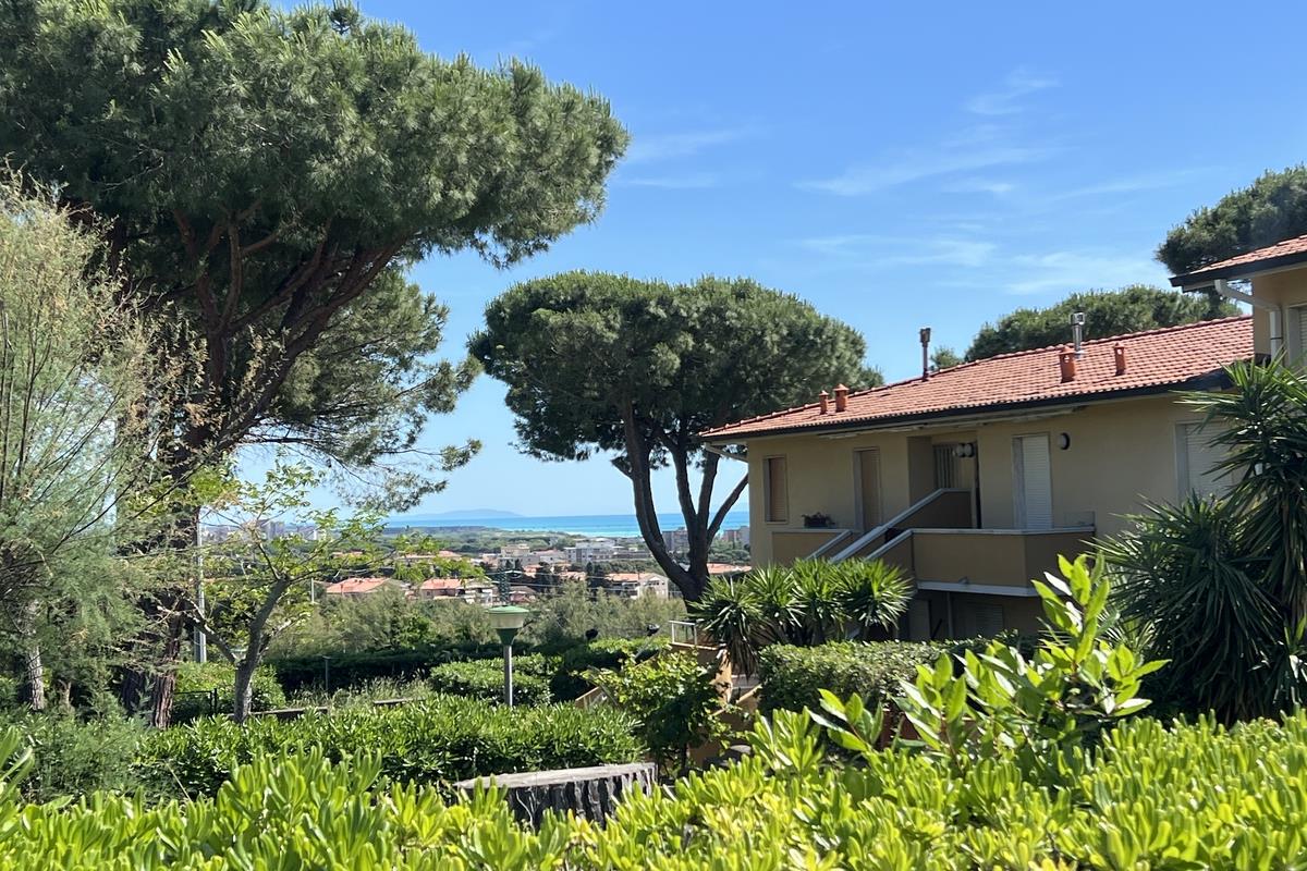 Apartment with garden and parking space in Castiglioncello