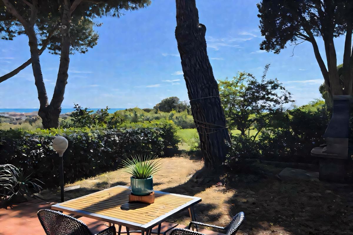 Apartment with garden and parking space in Castiglioncello