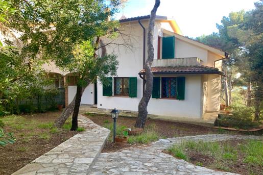Semi-detached villa with garden and parking space