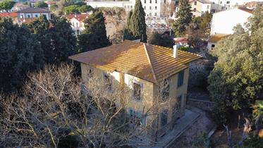An Art Nouveau villa in the heart of Rosignano Marittimo with large private park and sea view