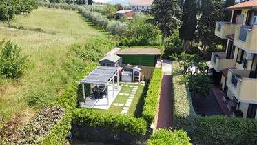 Un grazioso Appartamento con giardino nella prima campagna di Rosignano