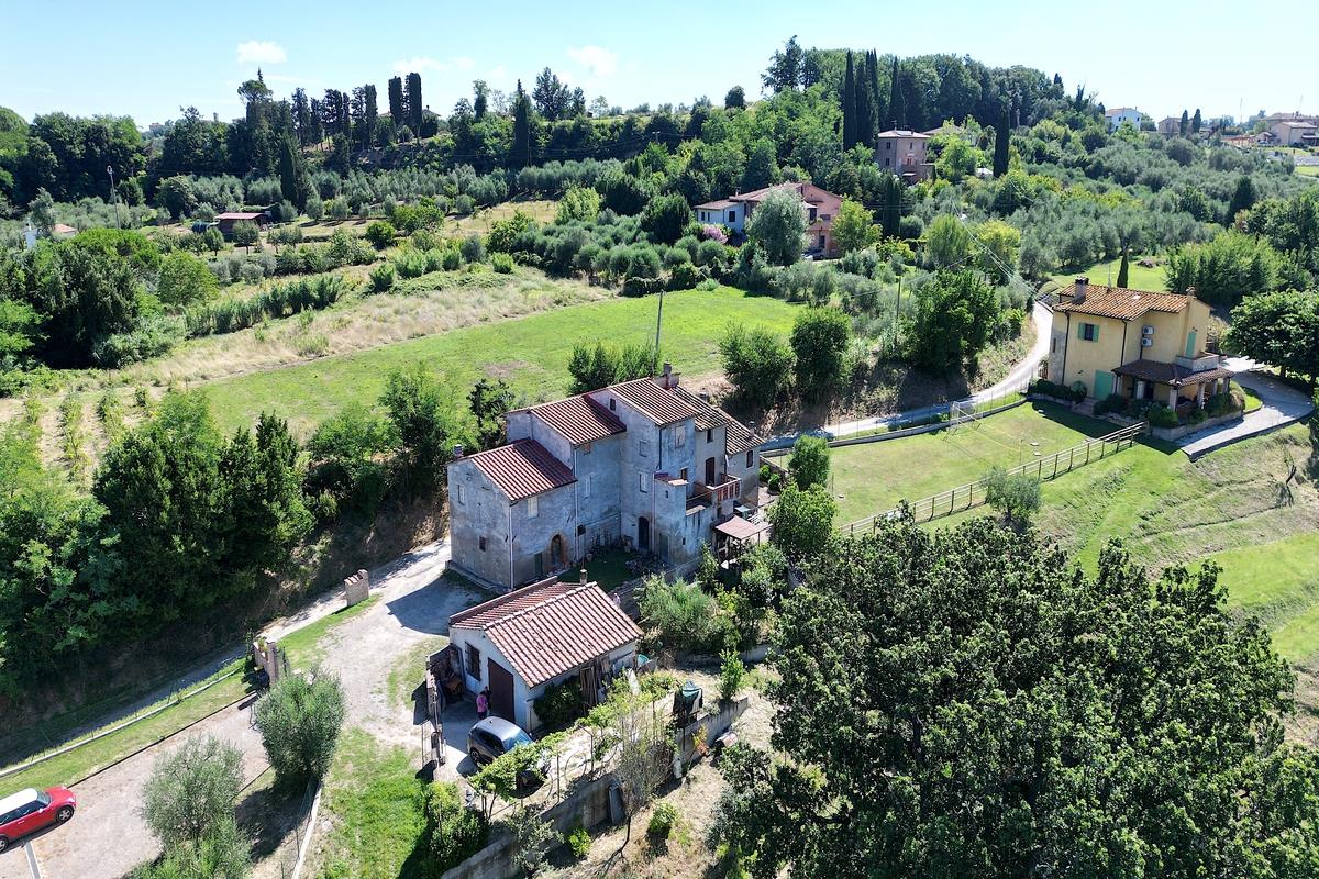 Porzione di rustico con terreno nelle campagne di Peccioli