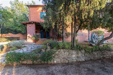 Villa Joy – Charakterystyczna willa w pobliżu wybrzeża Toskanii