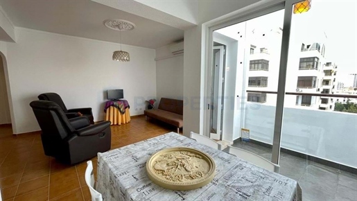 Gedeeltelijk gerenoveerd 1 slaapkamer appartement met eigen terras, te koop in Quarteira