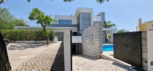 Excellente villa de 4 + 1 chambres dans un quartier calme et résidentiel à São Brás de Alpor