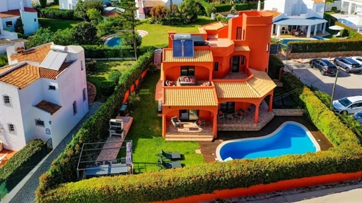 3+1 bedroom villa with pool in Vilamoura