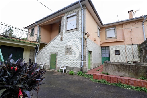 House to Restore 8 Bedrooms in Gião