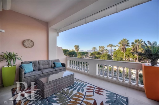 Cannes Croisette 3 bedrooms renovated apartment with sea view terrace and garage