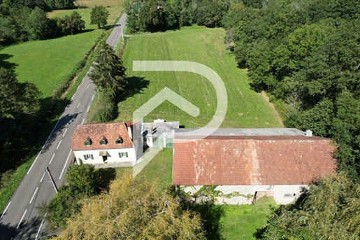 Béarnaise huis van 108 m² en bijgebouw op 6,7 hectare grond.