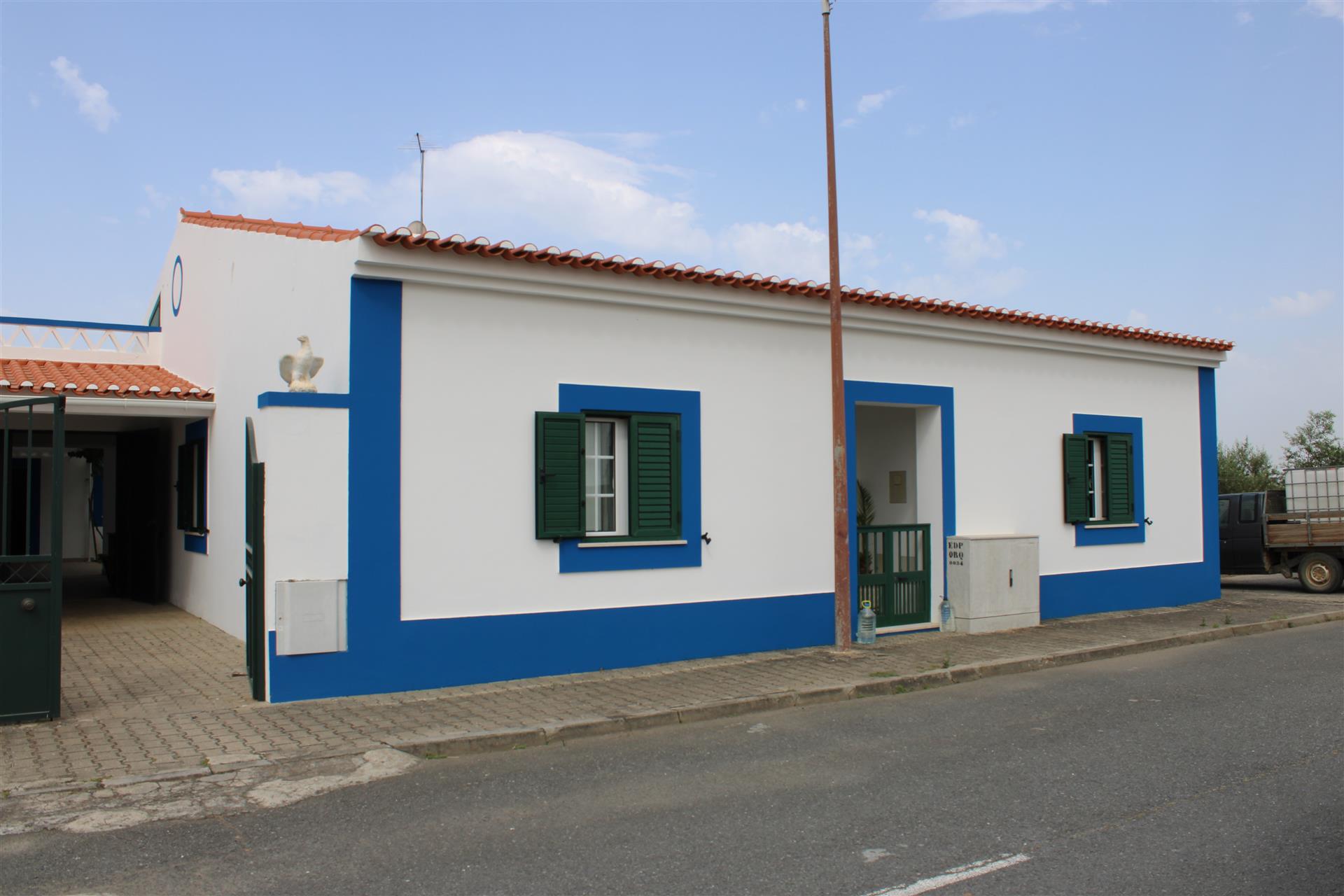 Bm174 – Charming 4-Bedroom Villa with Annexe in Prime Ourique Location