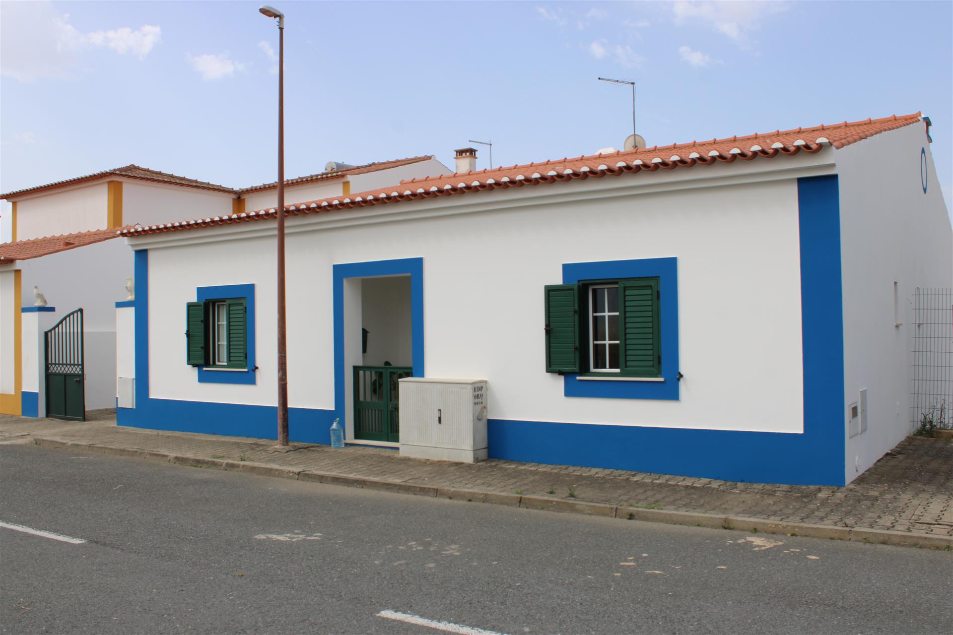 Bm174 – Charming 4-Bedroom Villa with Annexe in Prime Ourique Location