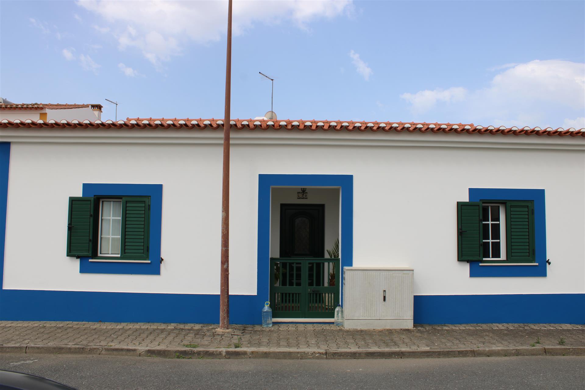 Bm174 – Charming 4-Bedroom Villa with Annexe in Prime Ourique Location