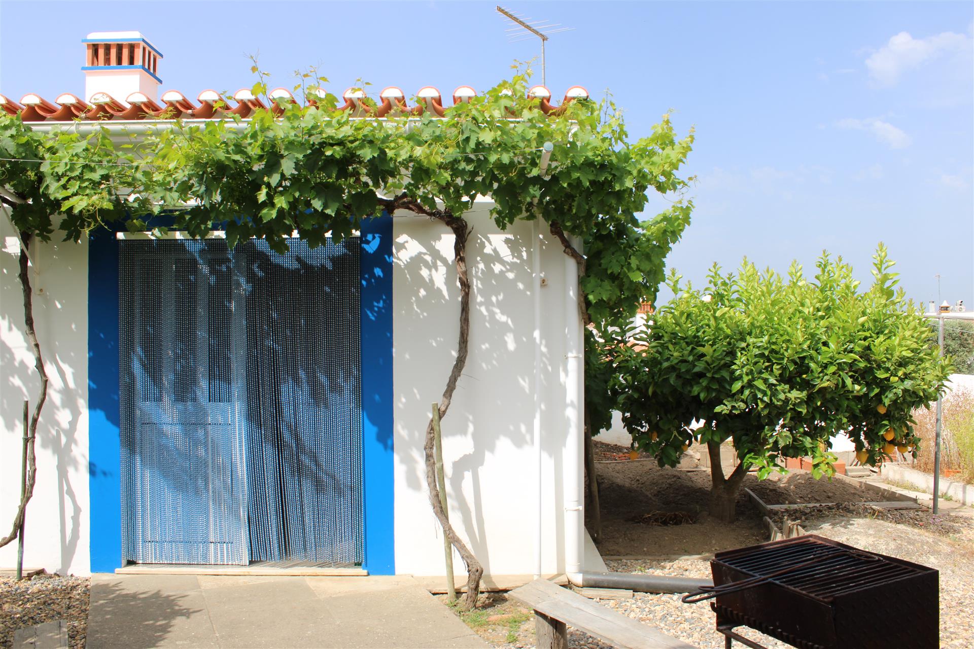 Bm174 – Charming 4-Bedroom Villa with Annexe in Prime Ourique Location