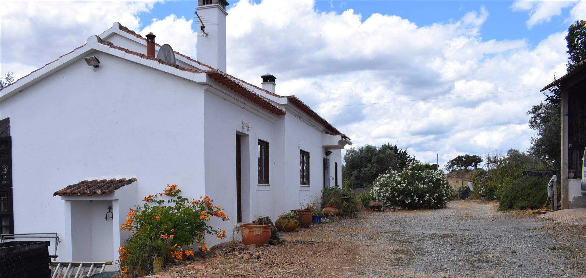 Bm158 Ourique propriété gîte sur 1,25 hectares.