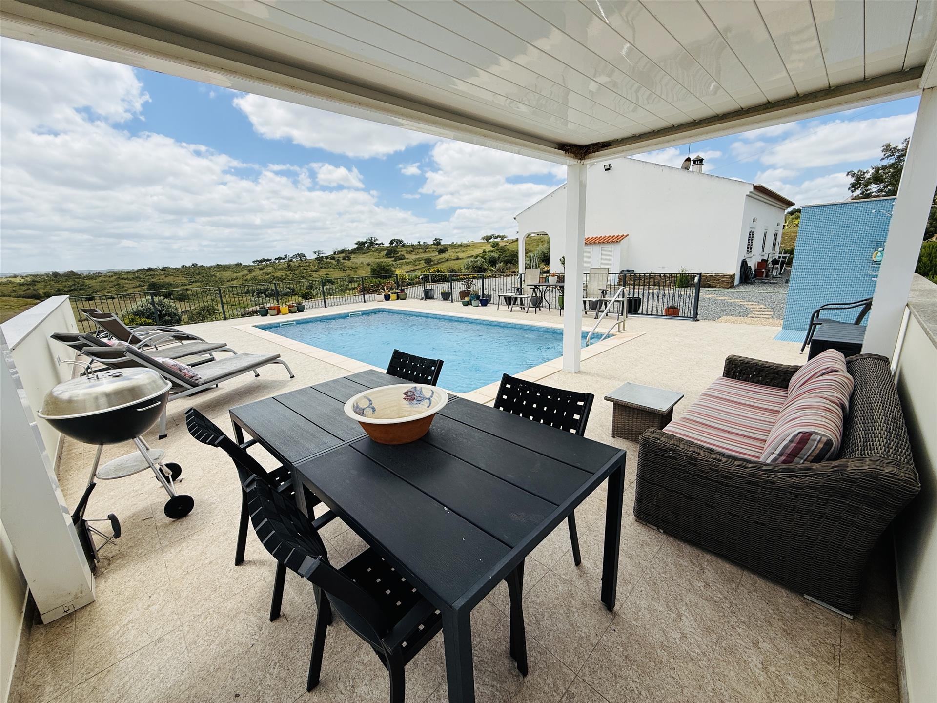 Bm170 – Propriedade Idílica com Duas Casas, Piscina Aquecida e Jardins Paisagísticos