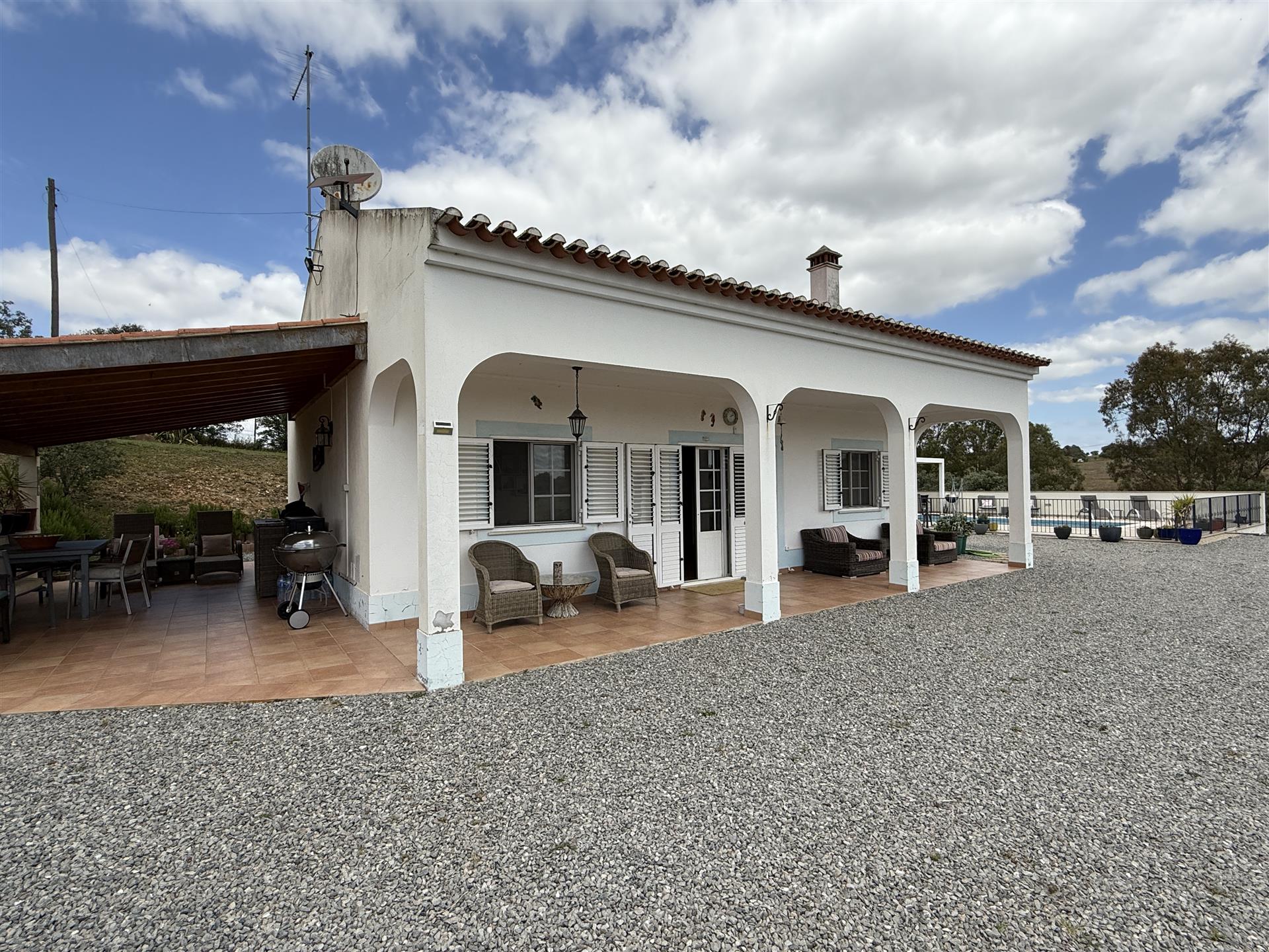 Bm170 – Propriedade Idílica com Duas Casas, Piscina Aquecida e Jardins Paisagísticos