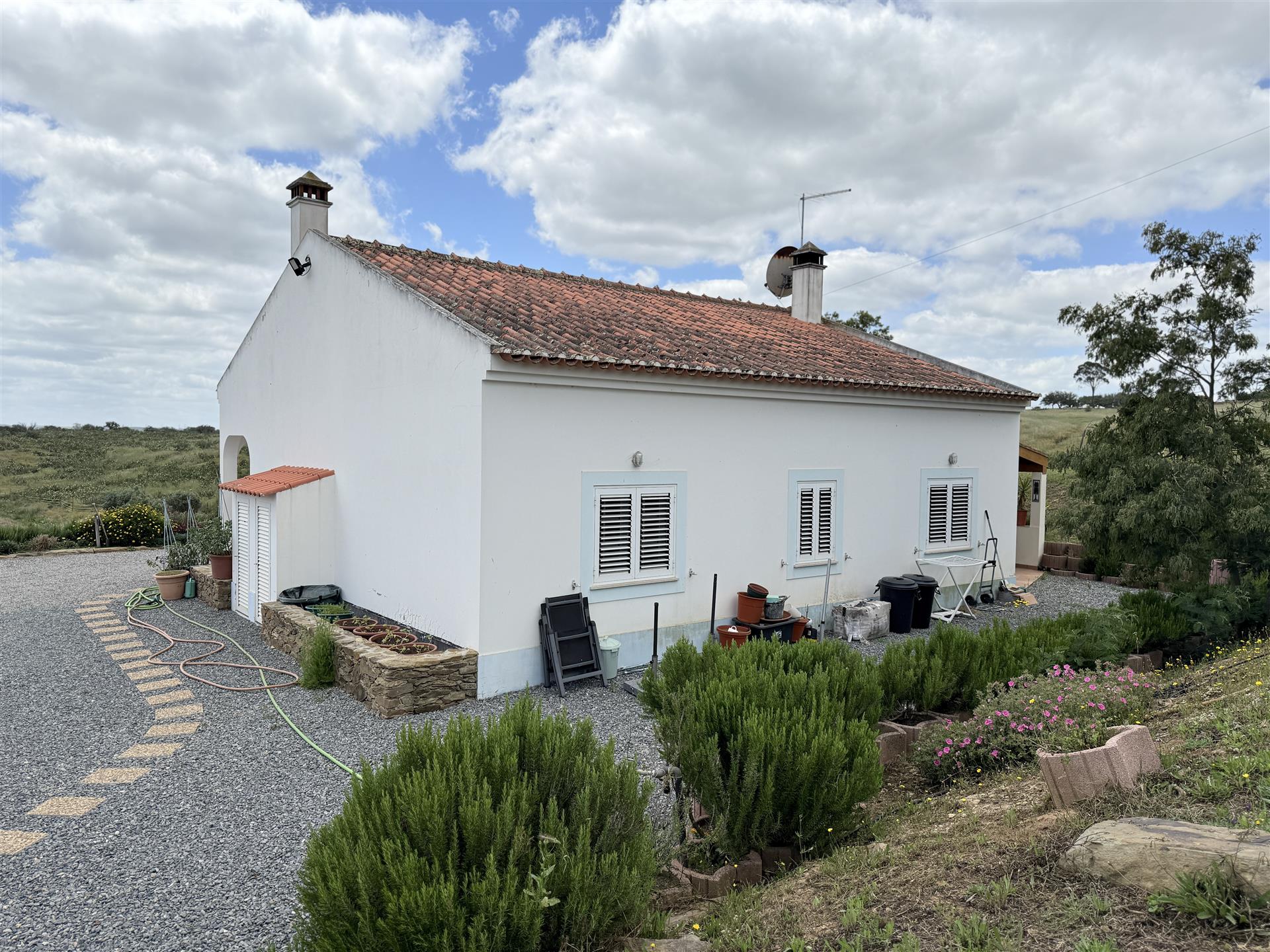 Bm170 – Propriedade Idílica com Duas Casas, Piscina Aquecida e Jardins Paisagísticos